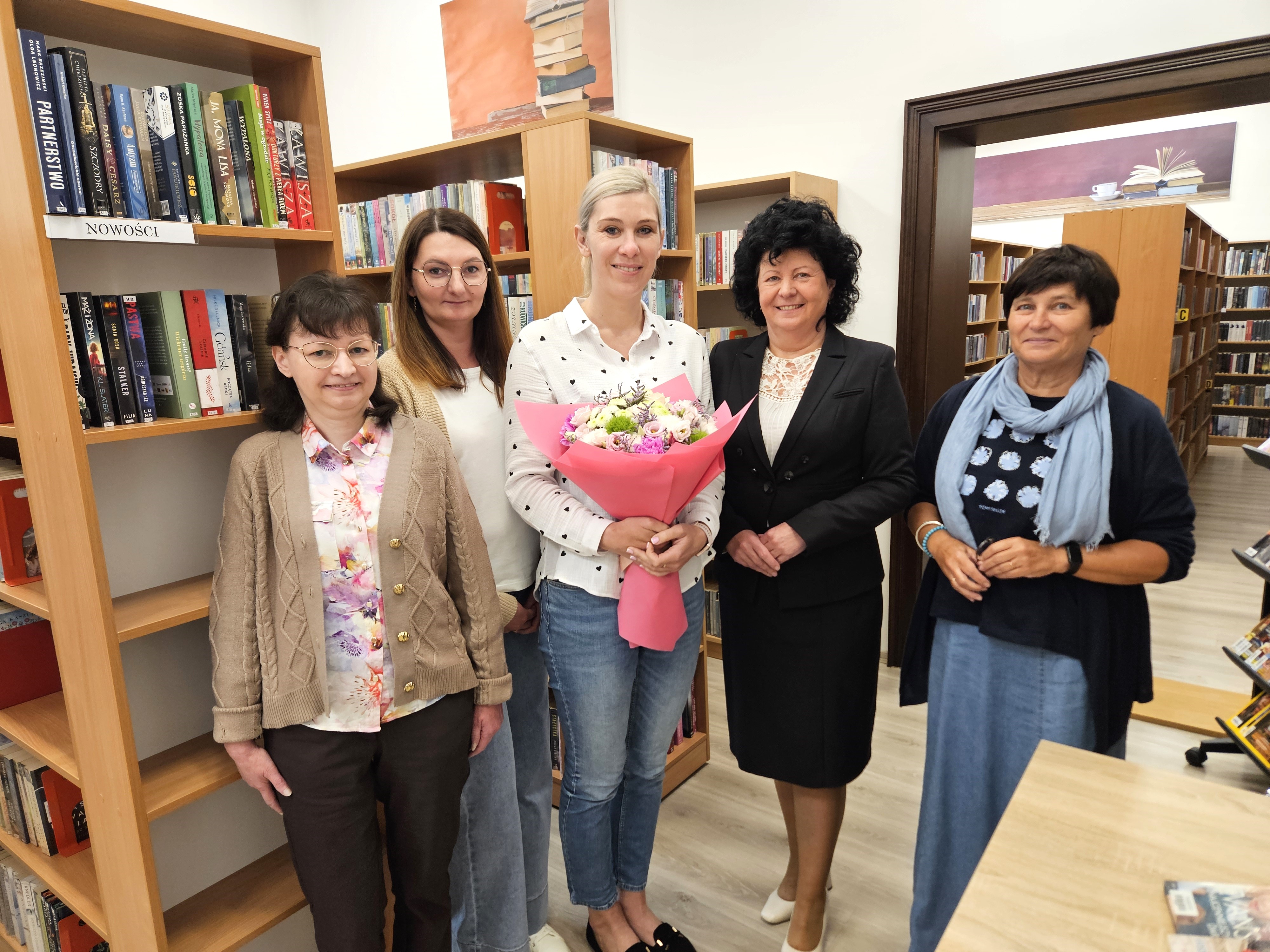 W&oacute;jt z pracownicami biblioteki