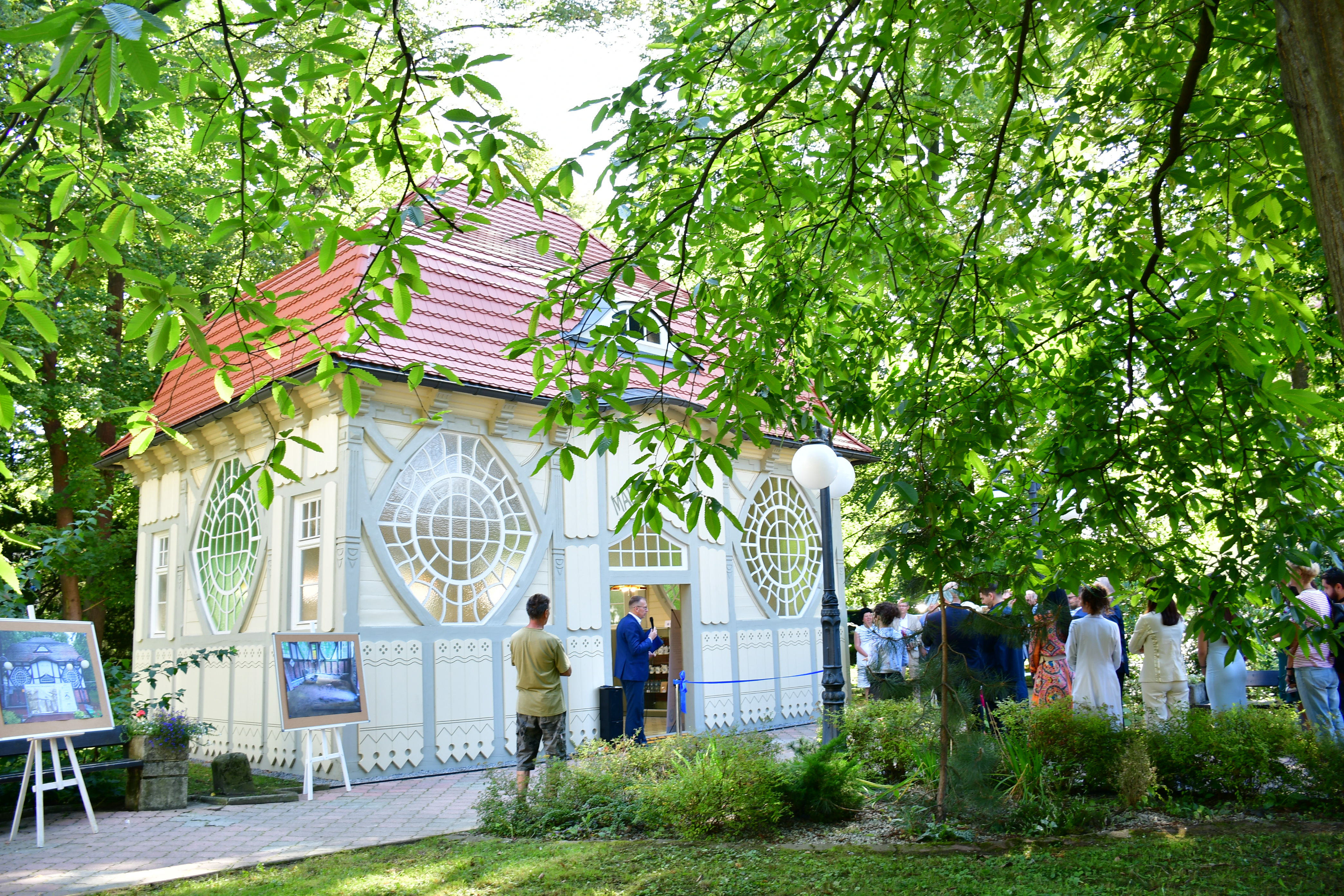 Budynek Starej Pijalni w Zdroju, pośród drzew