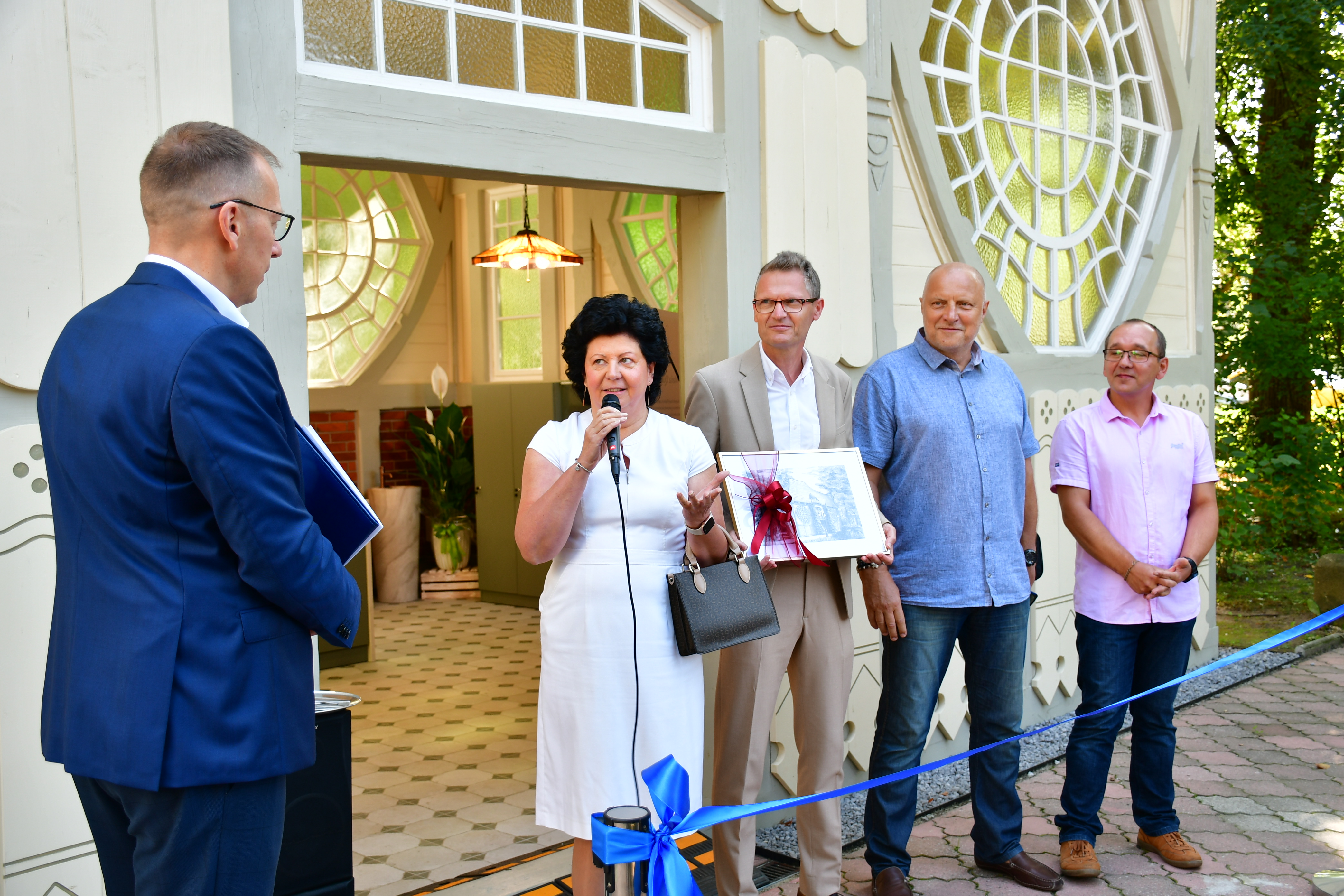 Wójt z radnymi gratuluje prezesowi uzdrowiska