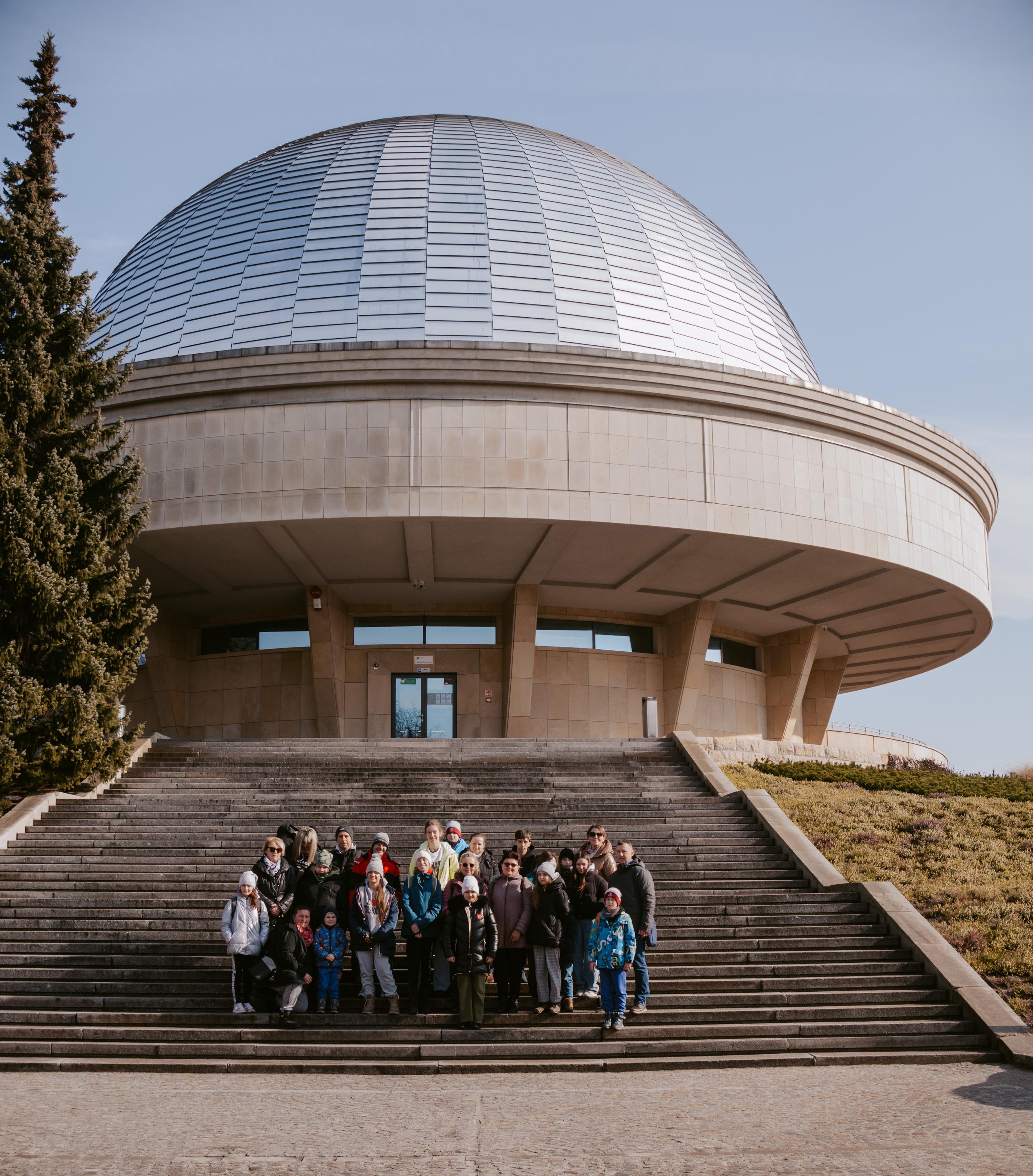 Uczestnicy projektu przed planetarium